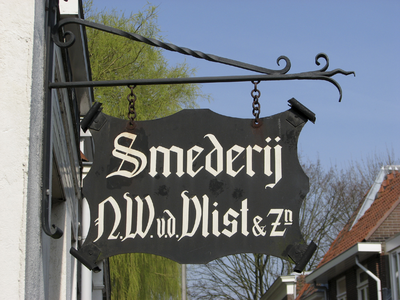 907799 Afbeelding van het uithangbord van smederij N.W. van der Vlist & Zn (Lauwerecht 120) te Utrecht, die onlangs ...